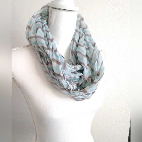 Chevron Stripe Infinity Scarf White Blue Gray Circle Loop Scarf - Picture 1 of 4